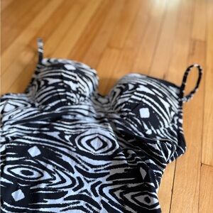 Assets By Spanx Black and White Patterned Swim Top Sz S GUC
